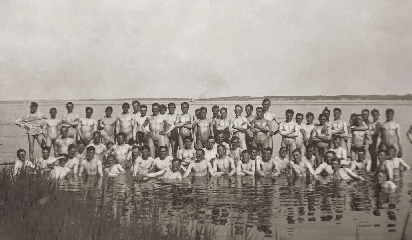 »De nøgne soldater«, som omtales i bogen.