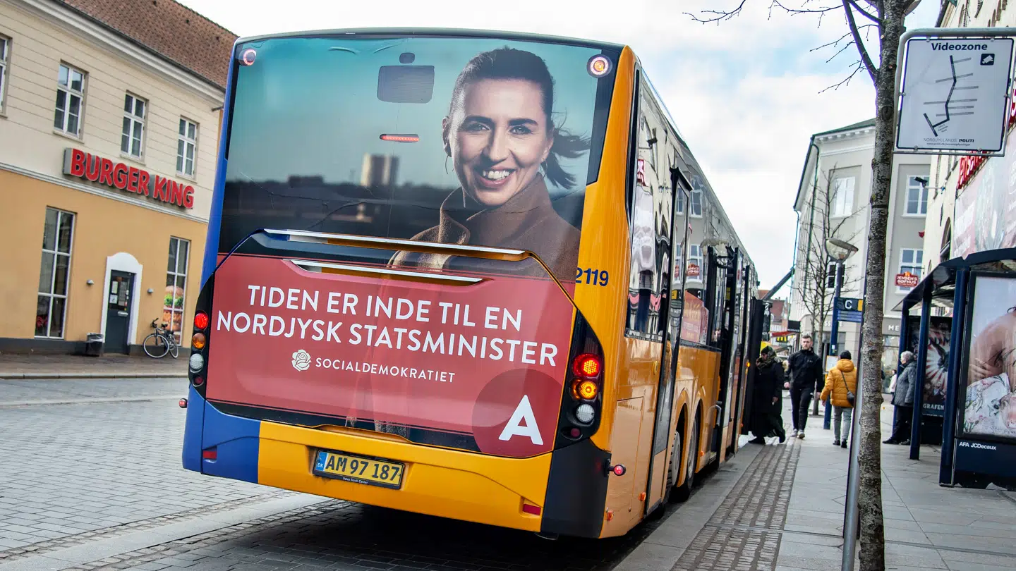 Der bliver skåret ned på busserne særligt i landdistrikterne. Som det ses på valgplakaten er dette foto fra 2019.