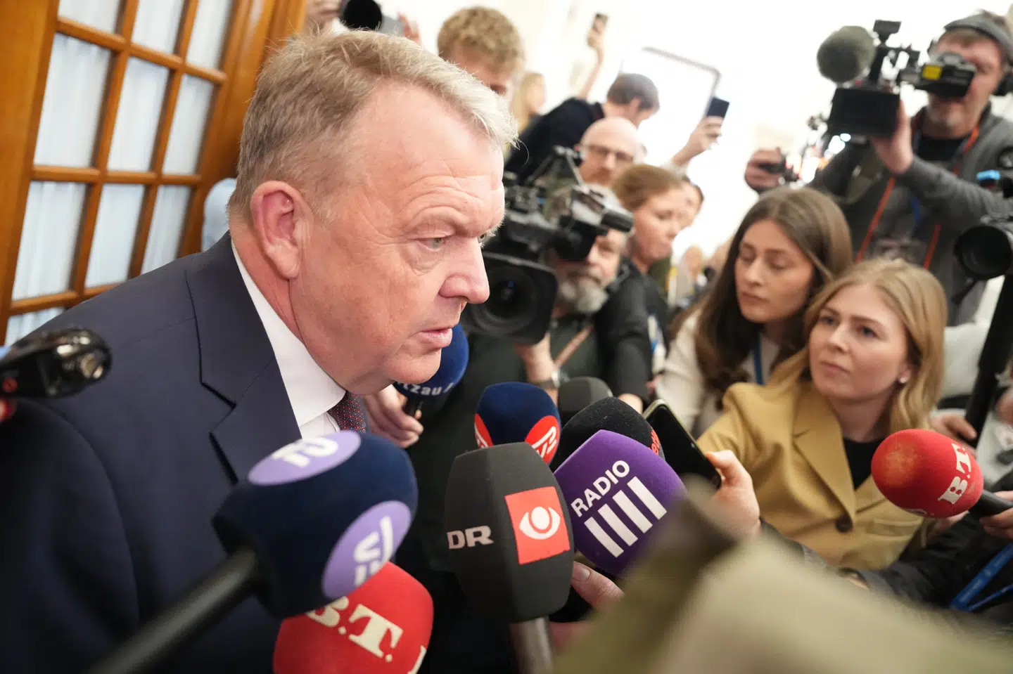 Statsminister Mette Frederiksen (S) foreslår en formueskat, men Lars Løkke Rasmussen (M) afviser blankt. Lars Løkke møder pressen foran Folketingssalen, hvor statsministeren har annonceret det kommende folketingsvalg.