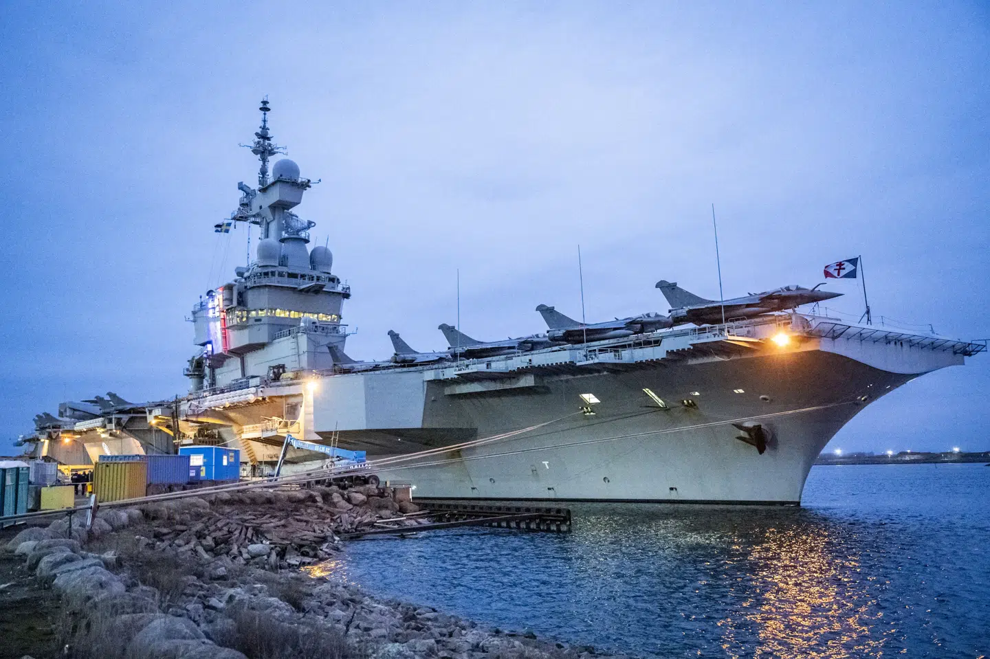Hangarskibet "Charles de Gaulle" ankom til havnen i Malmø tirsdag. Ifølge SVT's oplysninger har en russisk drone nærmet sig skibet.