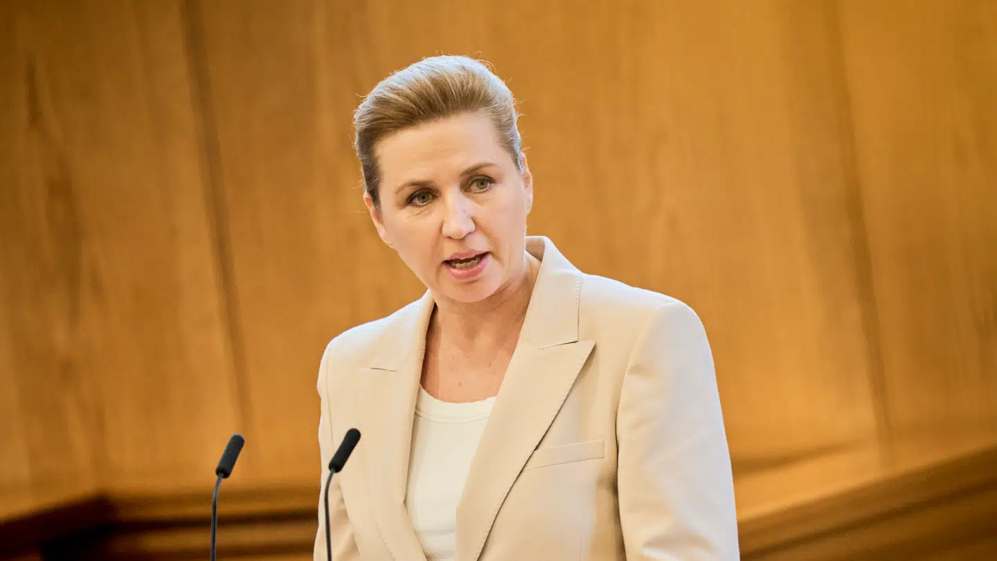 Statsminister Mette Frederiksen (S) udskriver valg under møde i Folketingssalen hvor der er hastebehandling af fødevarechecken på Christiansborg i København, torsdag den 26. februar.