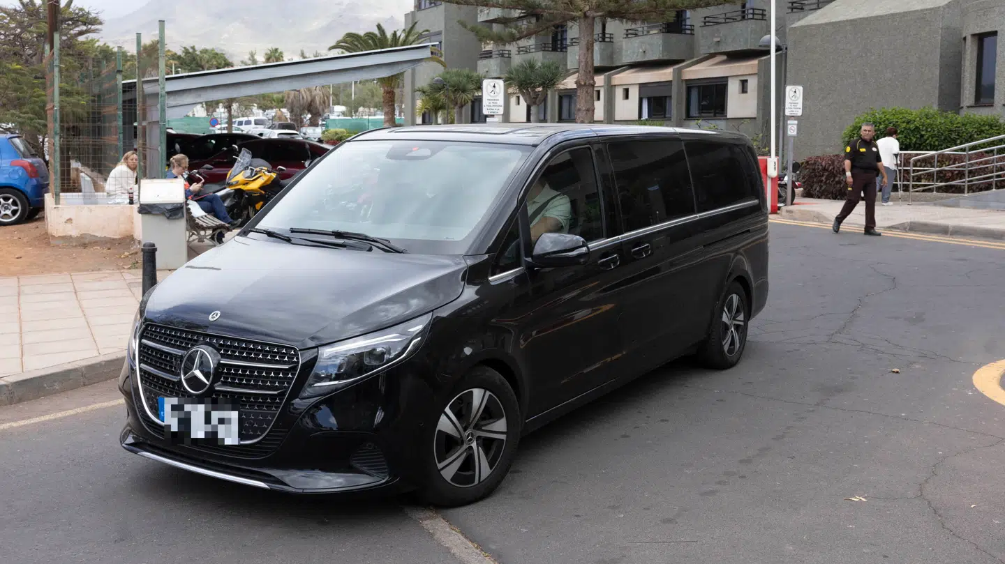 Flere sikkerhedsbiler blev også set forlade området.