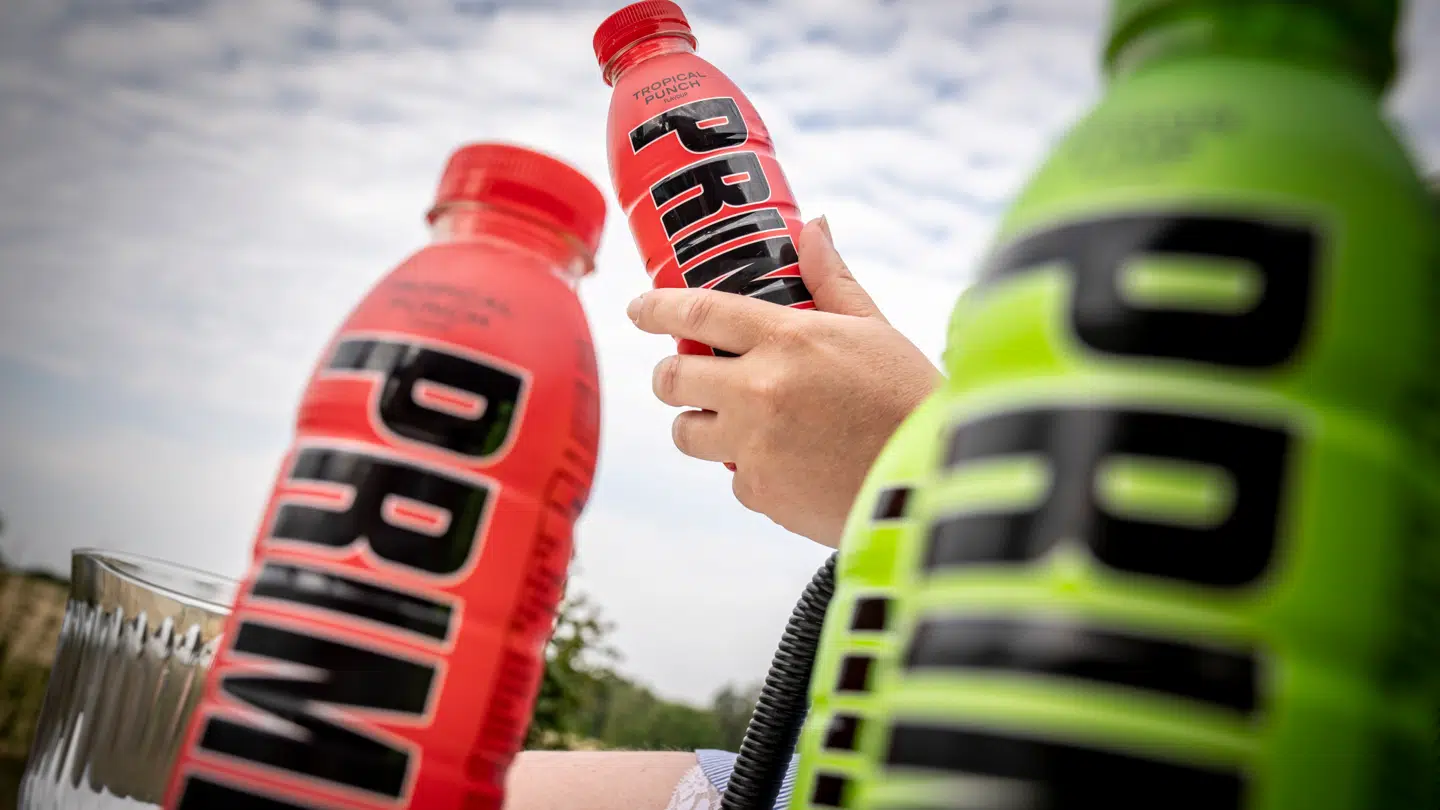 De er fyldt med sukker og koffein, og nu advarer forskere om, at danske børn drikker alt for meget energidrik.