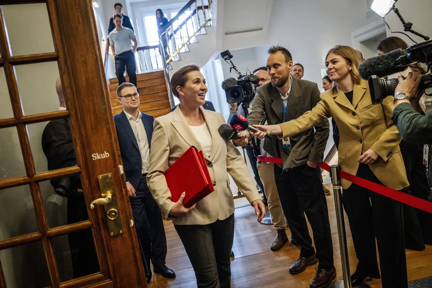 Statsminister Mette Frederiksen (S) synes, det er mærkeligt, at blå blok ikke stiller med en fælles statsministerkandidat.