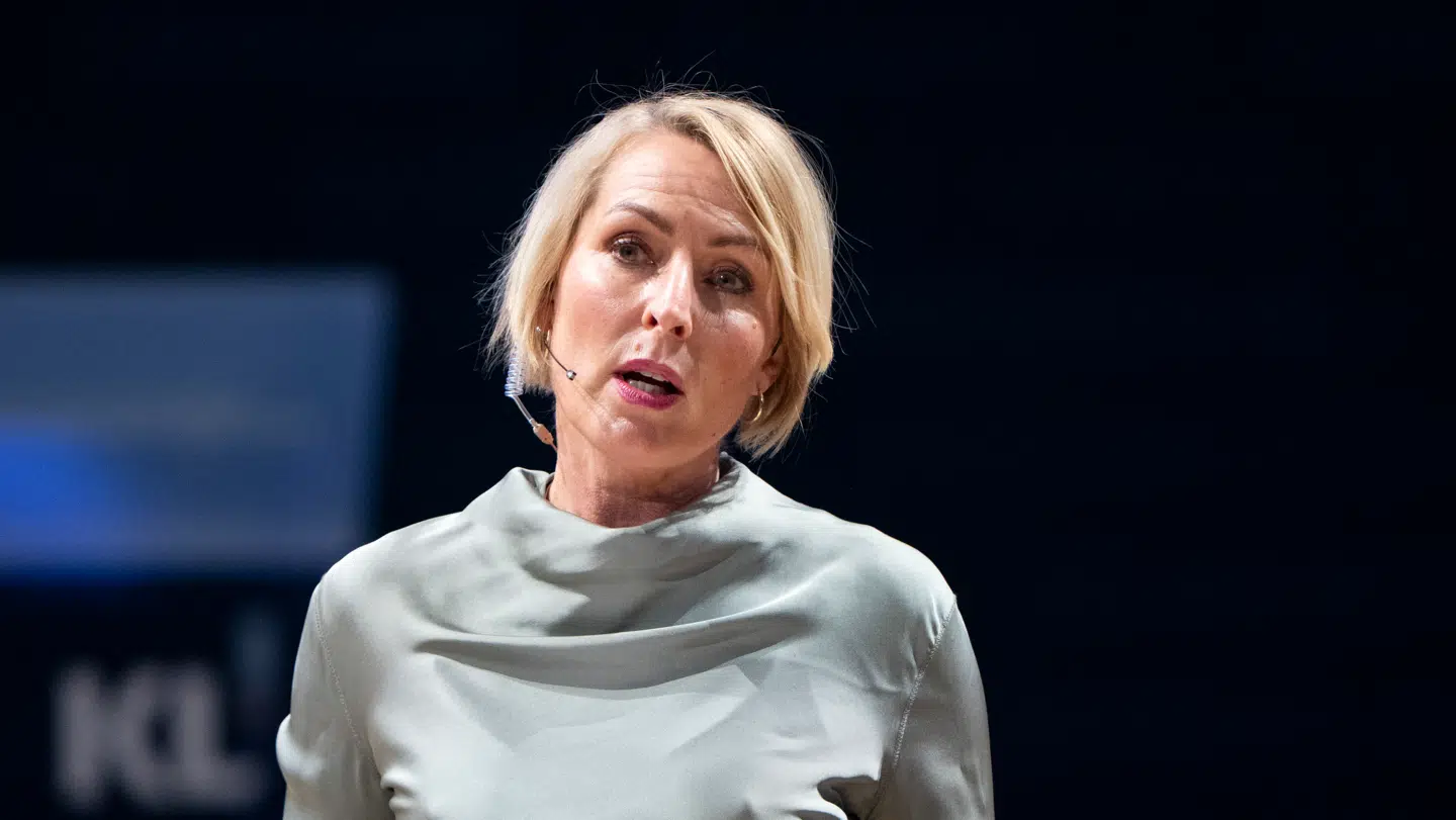 Tv-værten er på skiferie i Norge, lyder det.