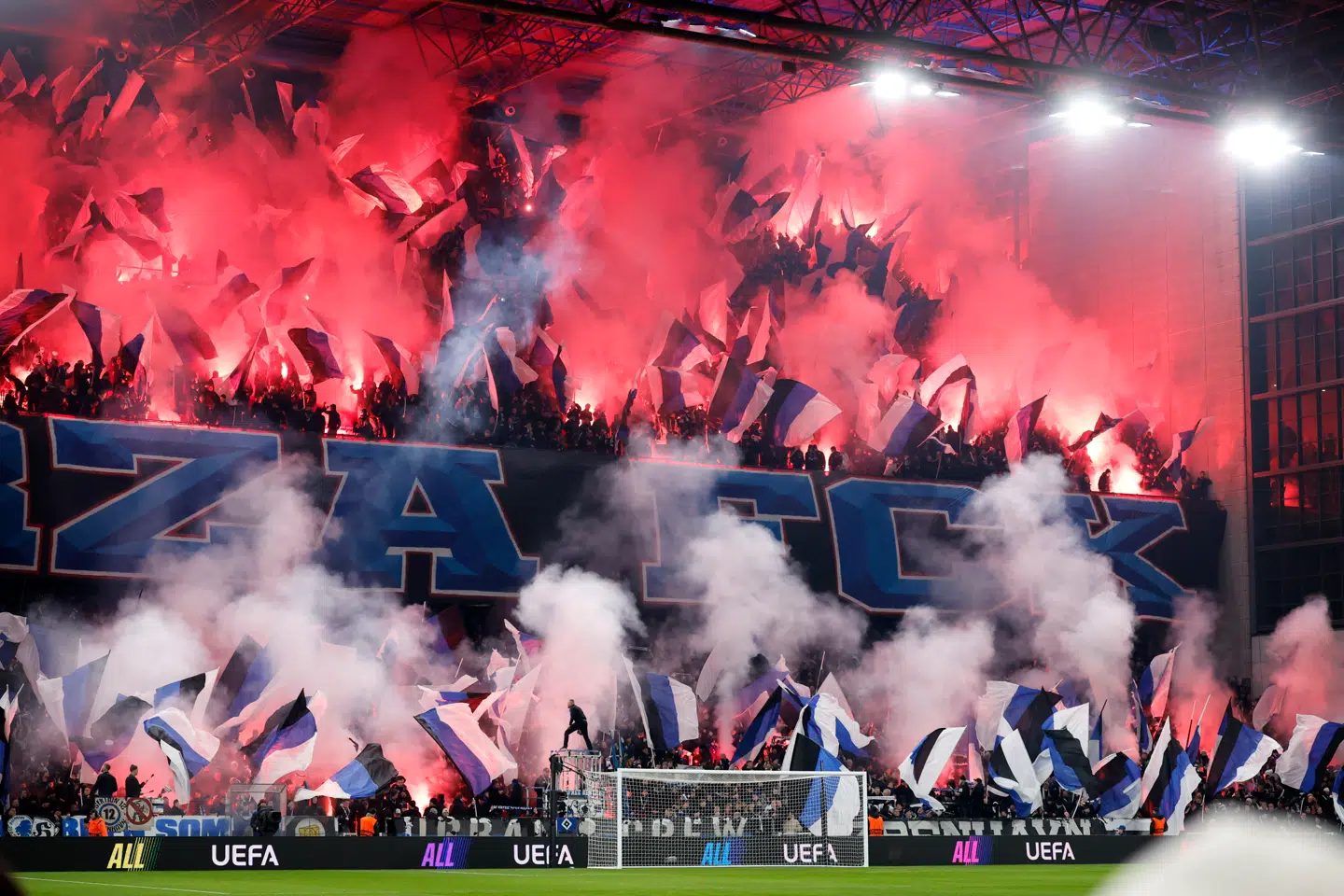 FCK-fans modtager spillerne i forbindelse med Champions League-kampen mod Napoli. Nu skal en ny sportsdirektør sammensætte et hold, der kan få klubben tilbage i toppen af dansk fodbold.