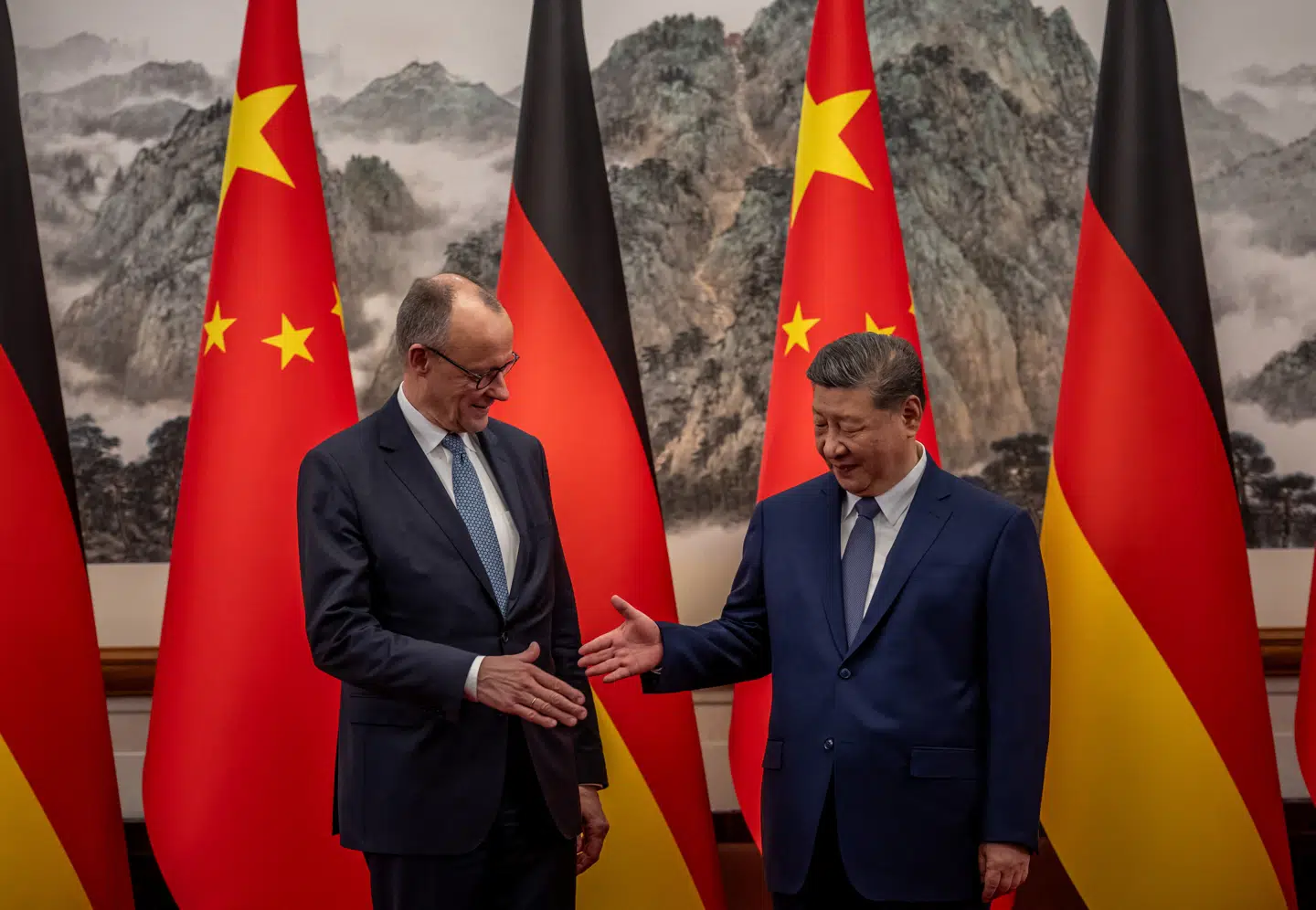 Friedrich Merz og Xi Jinping giver hinanden hånden i Beijing. Foto: Michael Kappeler, Scanpix