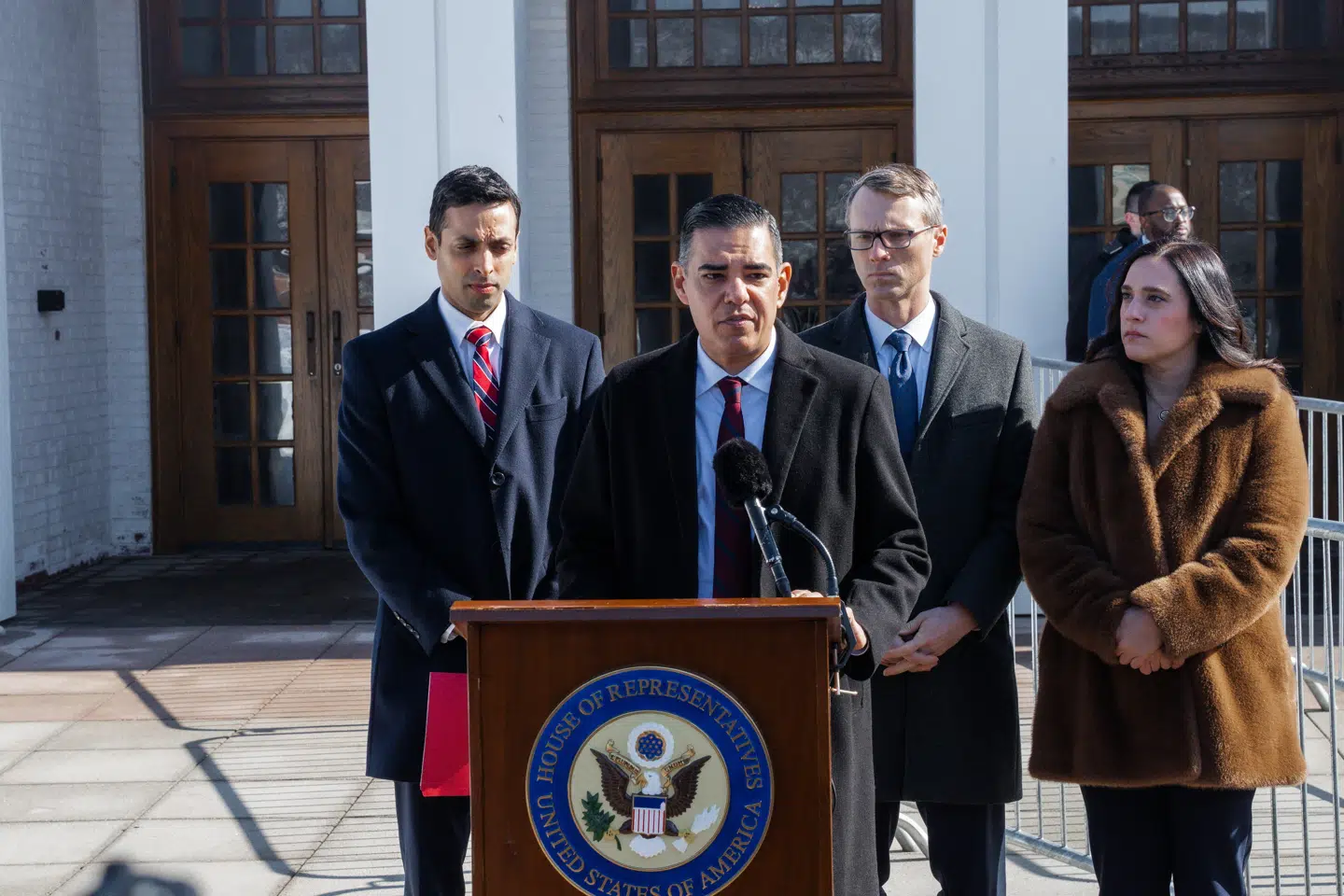 Demokraten Robert Garcia, som er mindretalsleder i House Oversigt Comittee i Repræsentanternes Hus, taler inden Hillari Clintons vidneforklaring til komiteen.