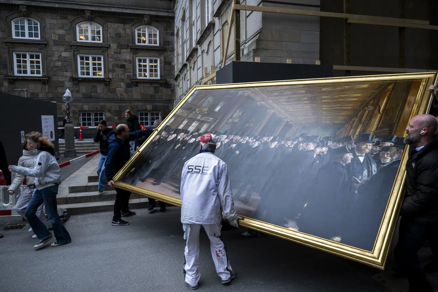 Der skulle mange til at løfte P.S. Krøyer-maleriet "Fra Københavns Børs" ud af Børsen, der brændte i april 2024. (Arkivfoto).