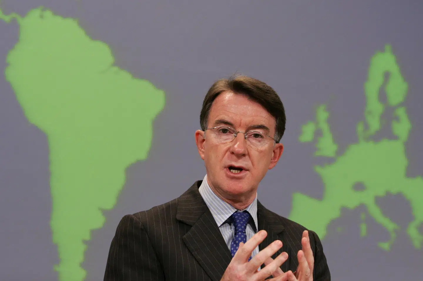 Peter Mandelson taler med medier i 2008, da han var EU-handelskommissær. (Arkivfoto).