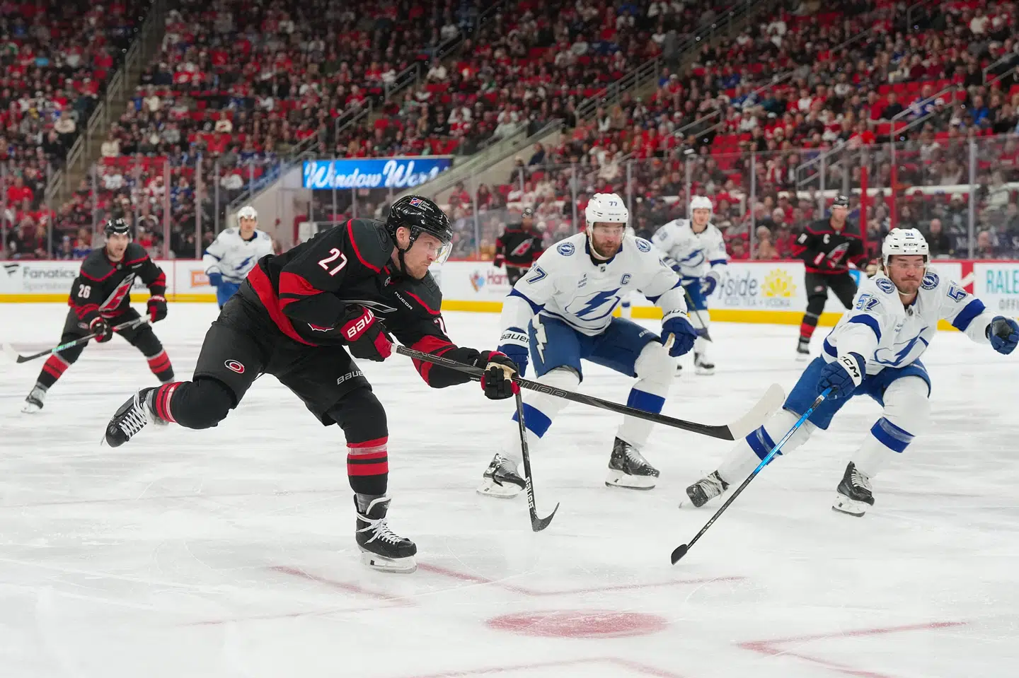 Nikolaj Ehlers scorer til 1-0 efter 1 minut og 43 sekunder af opgøret mod Tampa Bay Lightning.