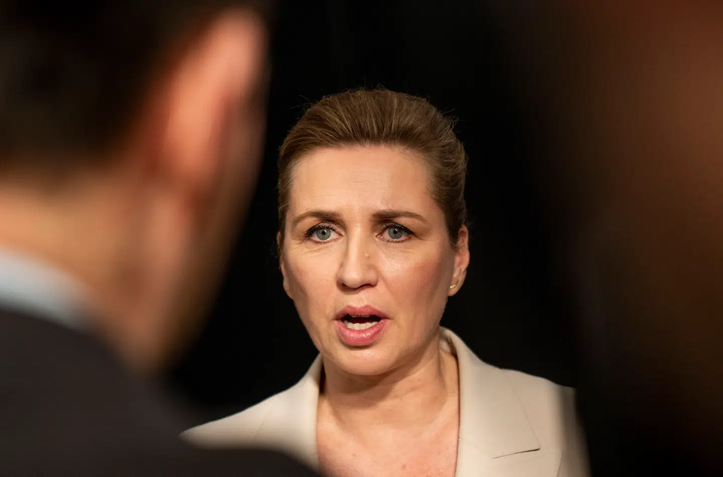 Erik Veje Rasmussen mener, at Mette Frederiksen 'skider' på de mange mennesker, som havde forberedt sig til det nu aflyste hofbal fredag aften.