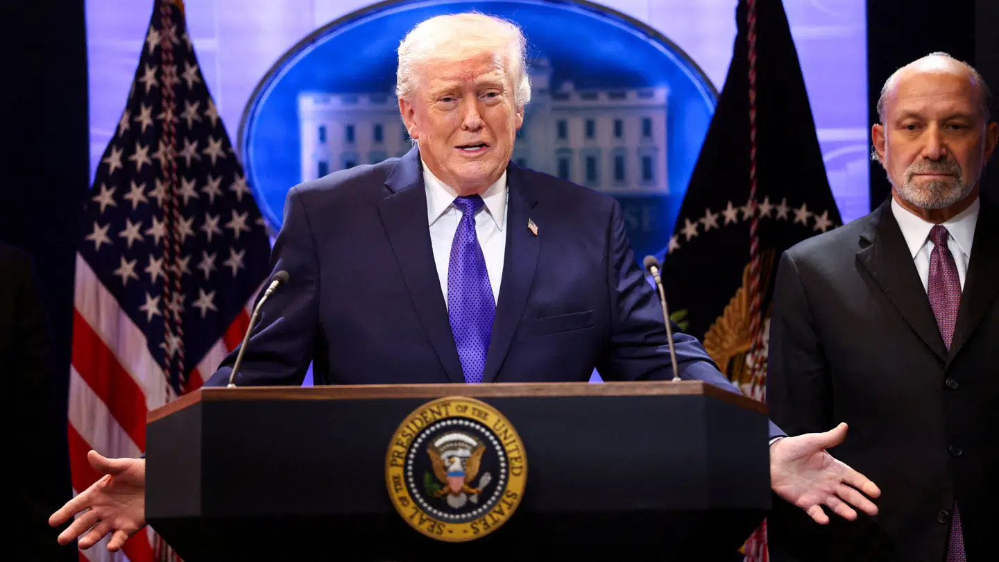 Trumps minister (til højre) er havnet i et stormvejr grundet sin kontakt til Epstein.