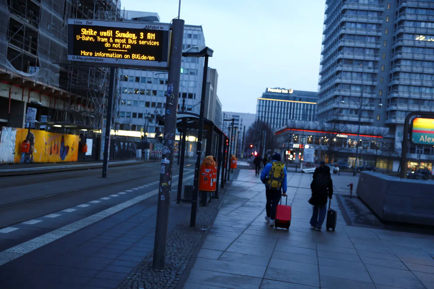 Tog, busser og sporvogne holder stille i Tyskland fra fredag morgen som følge af en strejke. Her er det Alexanderplatz i Berlin fredag morgen.