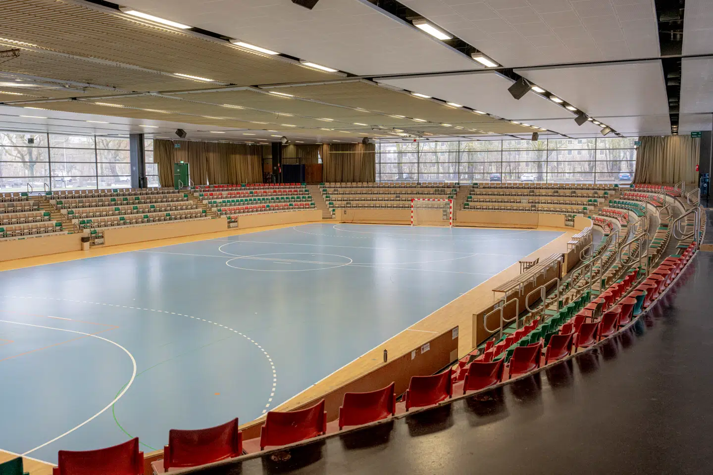 Fordybningen med boldbanen og de arenaagtige siddepladser er et overraskende, men meget effektivt greb. Hallen føles dobbelt så stor, når man står på banen.
