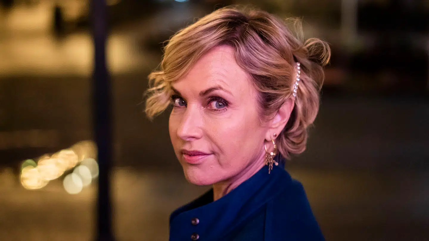 Ifølge Henrik Qvortrups oplysninger er det TV 2s Natasja Crone, der er vært på programserien.