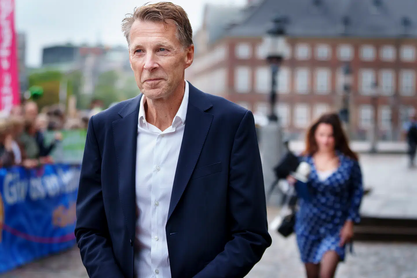 Løsgænger Jon Stephensen havde »forsvoret at fortælle«, at han i sommeren 2023 blev tilbudt penge af Moderaterne for at opgive sit mandat og forlade Moderaterne. Men nu, hvor regeringens levetid lakker mod enden, gør Stephensens loyalitet mod regeringen det samme.