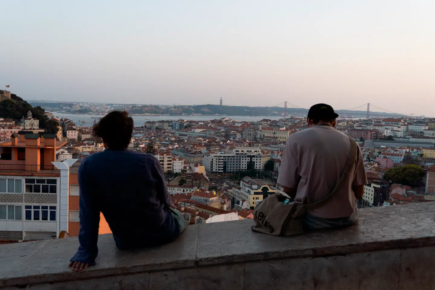 Livet i Europa virker som en magnet på mange amerikanere, som derfor forlader USA og rejser ud i verden for at bo og arbejde. Her betragtes solnedgangen fra udsigtspunktet Miradouro da Senhora do Monte i Lissabon i Portugal.