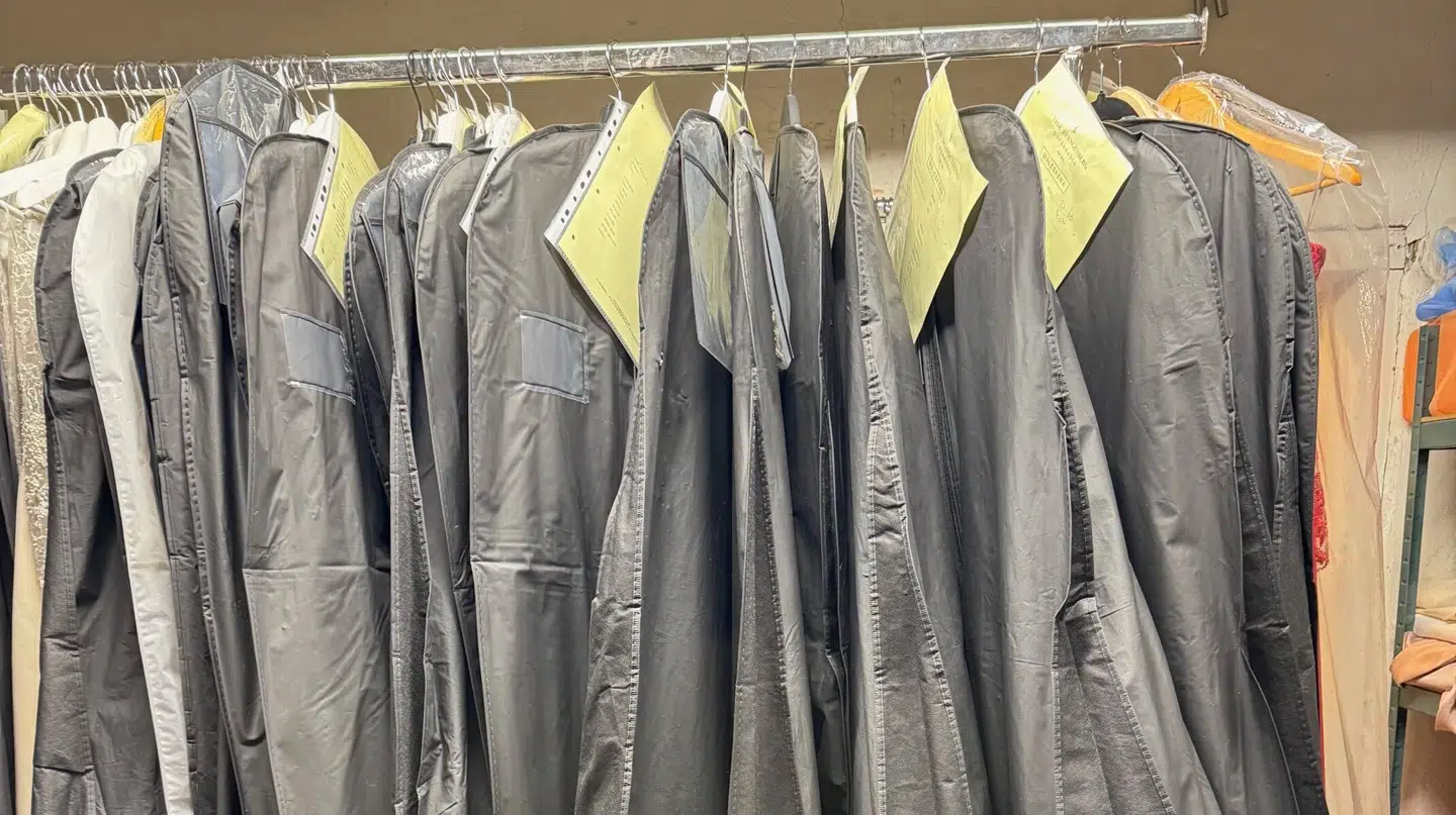 Her hænger kjolerne, der skulle være brugt til hofballet.