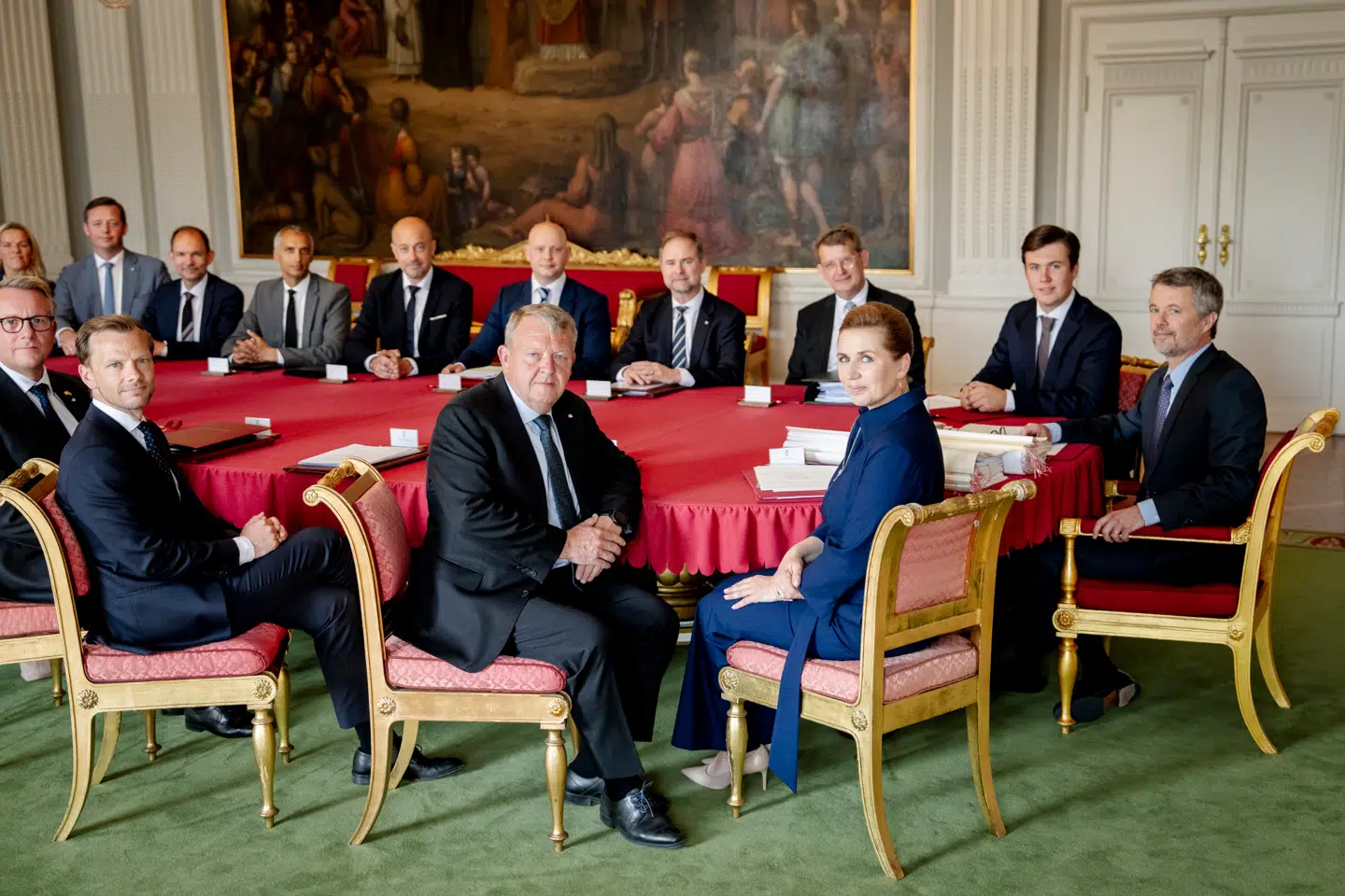 Også tirsdagens møde i statsrådet blev pludseligt aflyst. Her ses kronprins Christians første statsråd som myndig tronfølger sidste år. Han har fast sæde ved de jævnlige, formelle møder, hvor kong Frederik og statsministeren og de øvrige ministre mødes og underskriver lovforslag.