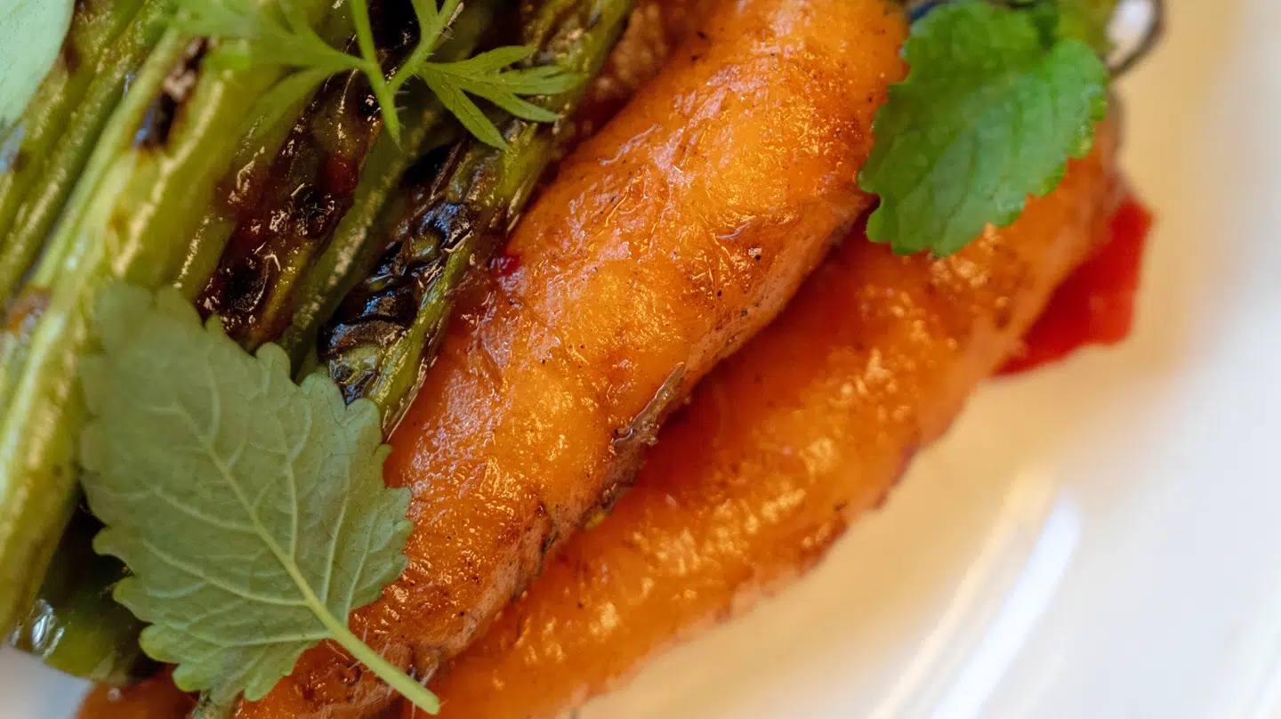 Når Claus Holm serverer grillede gulerødder med parmasan, tror nogle af han kunder, at de spiser pølser.