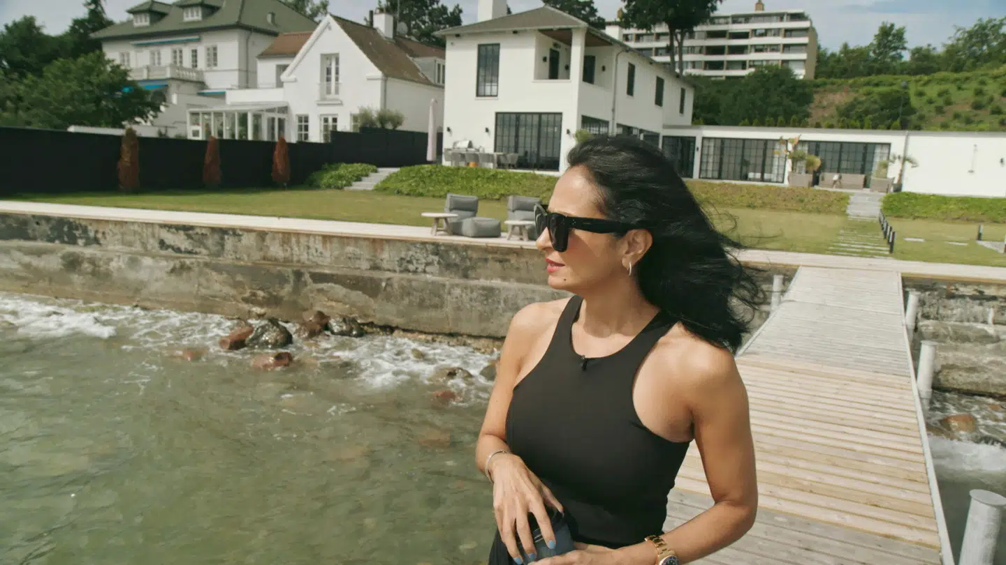 Farnaz Elbæk har sammen med Lars Elbæk medvirket i programmet 'Vandkant til salg' i en række sæsoner.