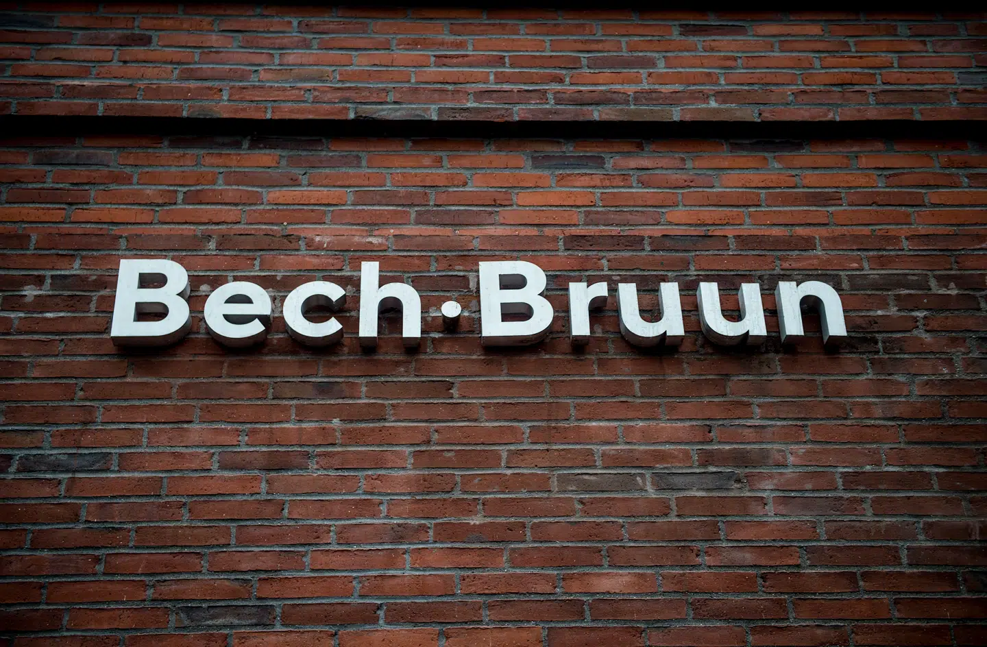 Sagen om udbyttesvindel har fået konsekvenser for både advokatfirmaet Bech-Bruun og to tidligere Bech-Bruun-advokater.