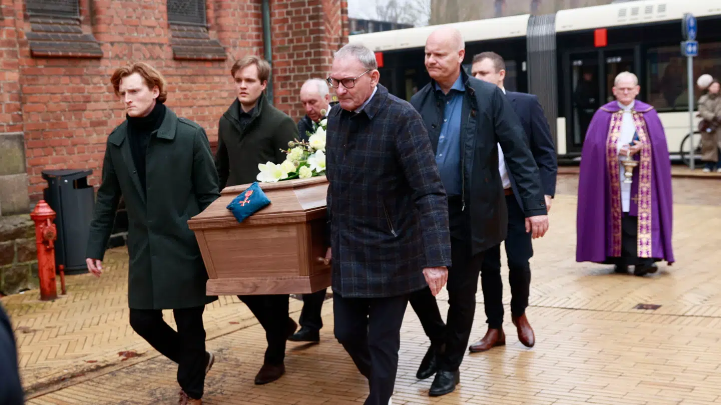 Preben Elkjær var med til at bære Sepp Pionteks kiste ud af kirken.