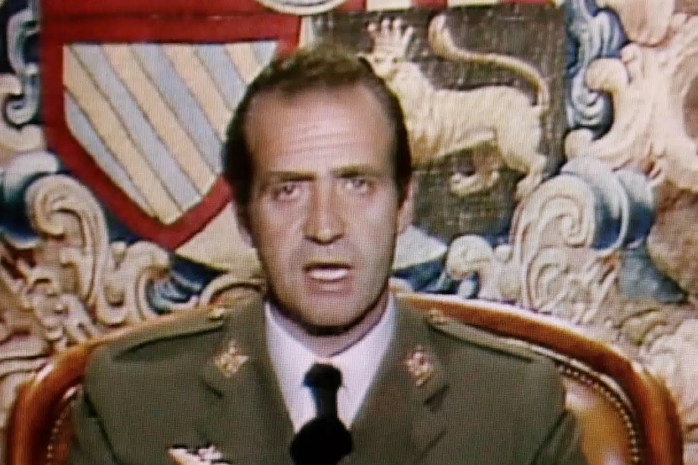Nej, glansbilledhistorien om, hvordan Juan Carlos i 1981 reddede Spaniens unge demokrati fra et militærkup, dækker ikke over skumle konspirationer. Det viser hemmelige dokumenter, som onsdag blev frigivet.
