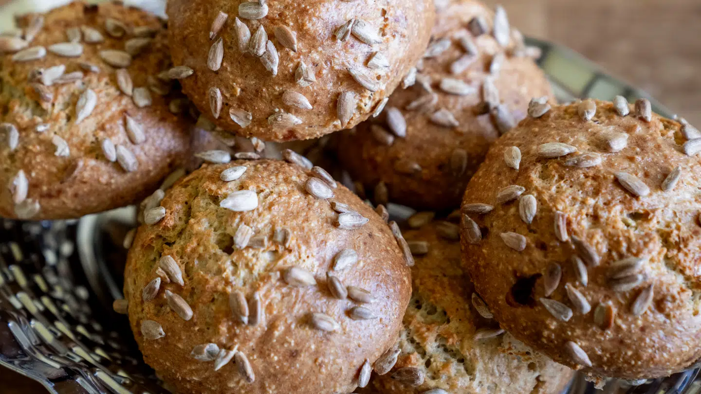Boller bagt med hytteost i køkken i København, onsdag den 4. september 2024. (Foto: Ida Marie Odgaard/Ritzau Scanpix)
