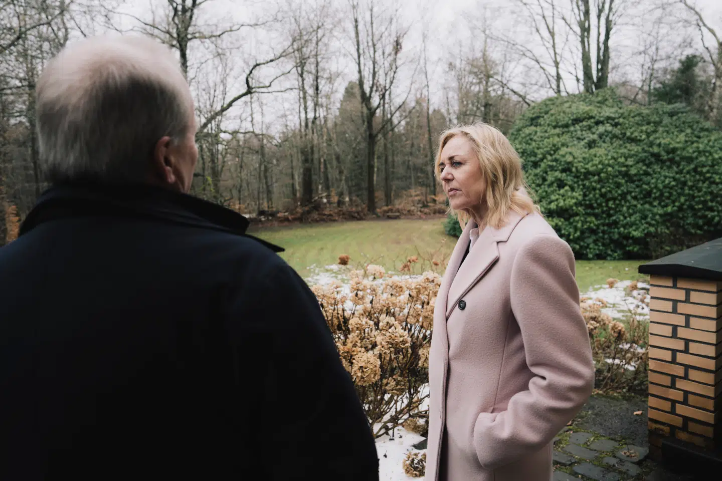 Mona Juul mødes med boligejer Henrik Høeg i Snekkersten for at tale om manglende indsigt i beregningerne bag ejendomsvurderingerne.