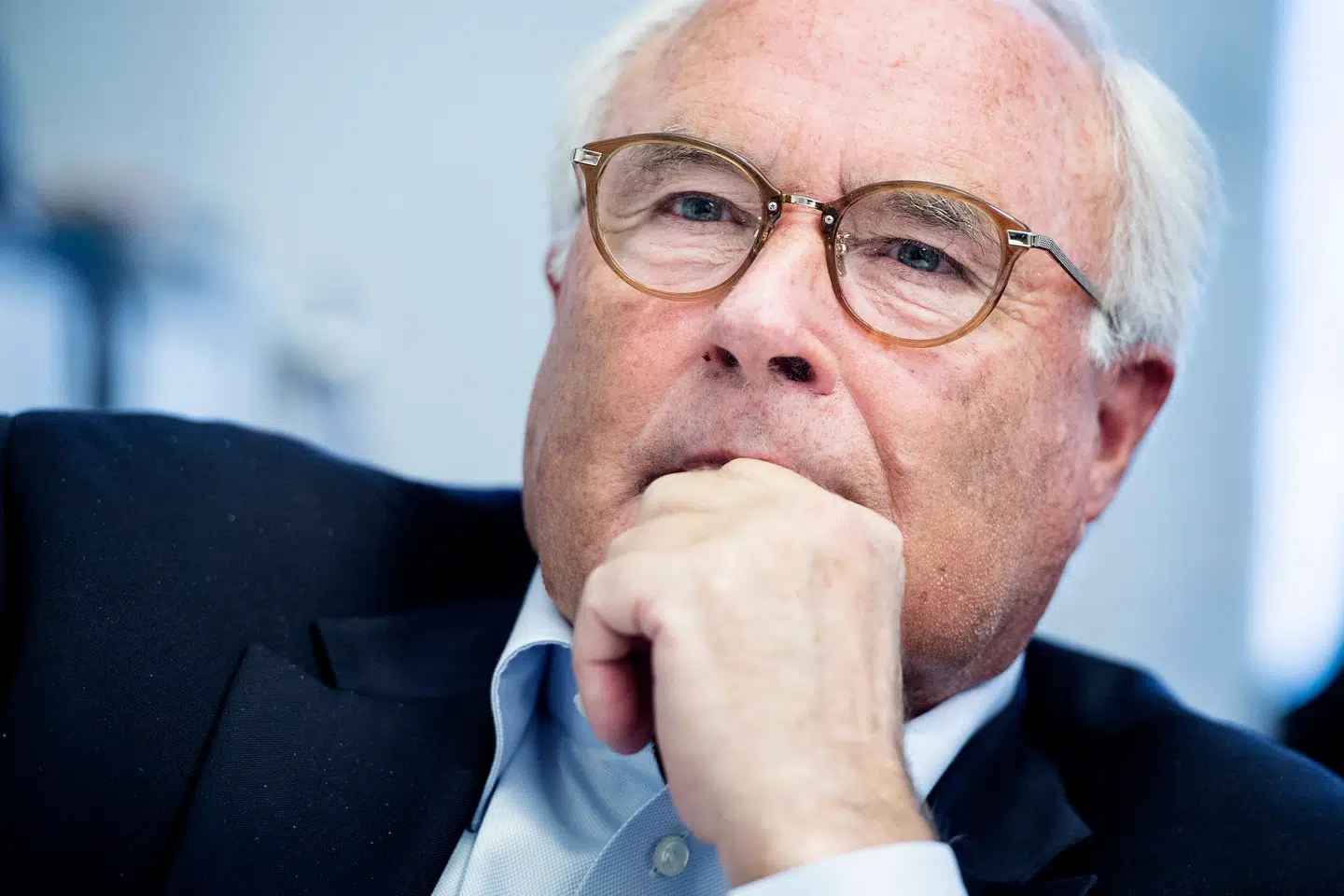 Erhvervsmanden Flemming Østergaard er uddannet fondsbørsvekselerer og har ikke mindst været direktør og bestyrelsesformand for fodboldklubben FCK. I dag har han trukket sig mere tilbage fra erhvervslivet for at passe sin demensramte kone Inge.