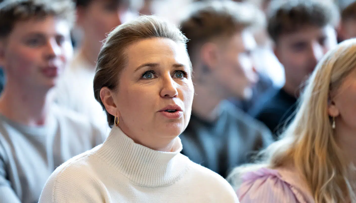 Statsminister Mette Frederiksen (S) var fredag til fællessang og debat på Nørresundby Gymnasium. Hendes vej til genvalg går via en tilnærmelse til rød blok.