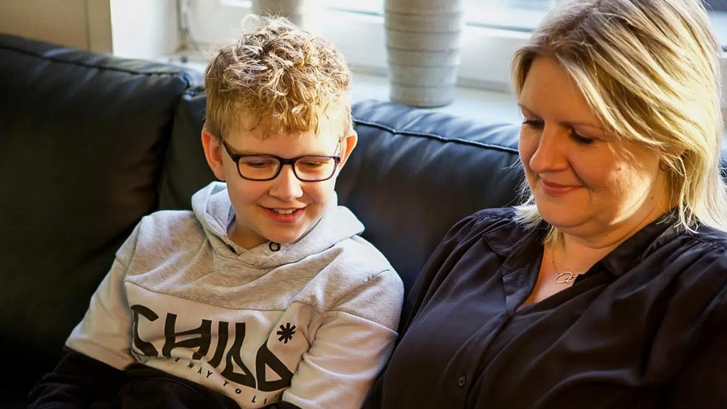 Marcus med sin mor, Camilla Lorenzen. Foto: Emma Laycock/Byrd.