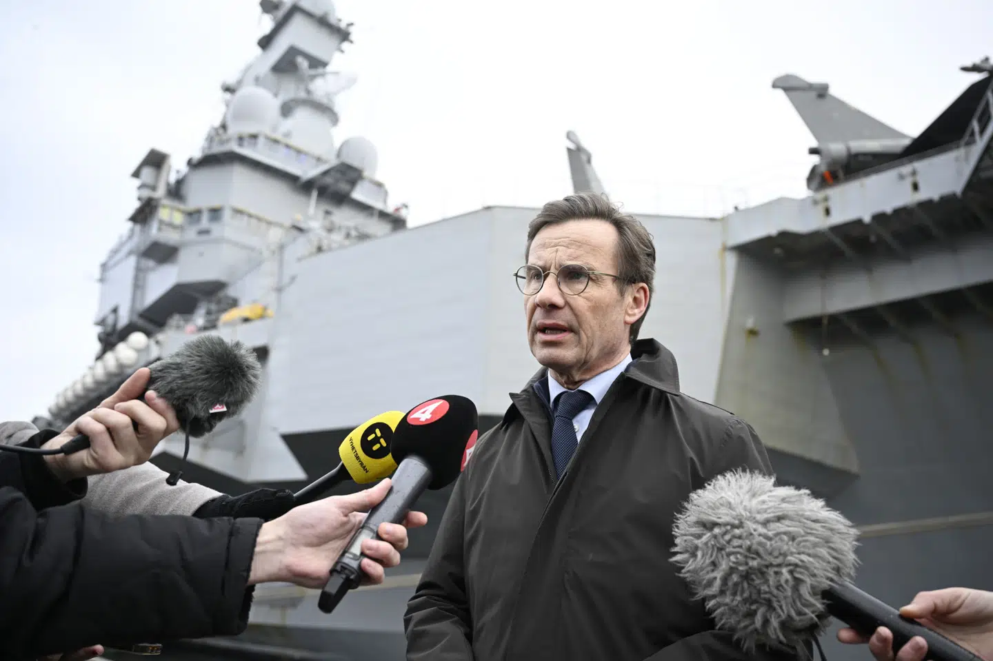 Sveriges statsminister, Ulf Kristersson, svarede fredag på spørgsmål fra pressen ved siden af det franske hangarskib "Charles De Gaulle", der ligger til kaj i den nordlige havn i Malmø forud for en planlagt Nato-øvelse.