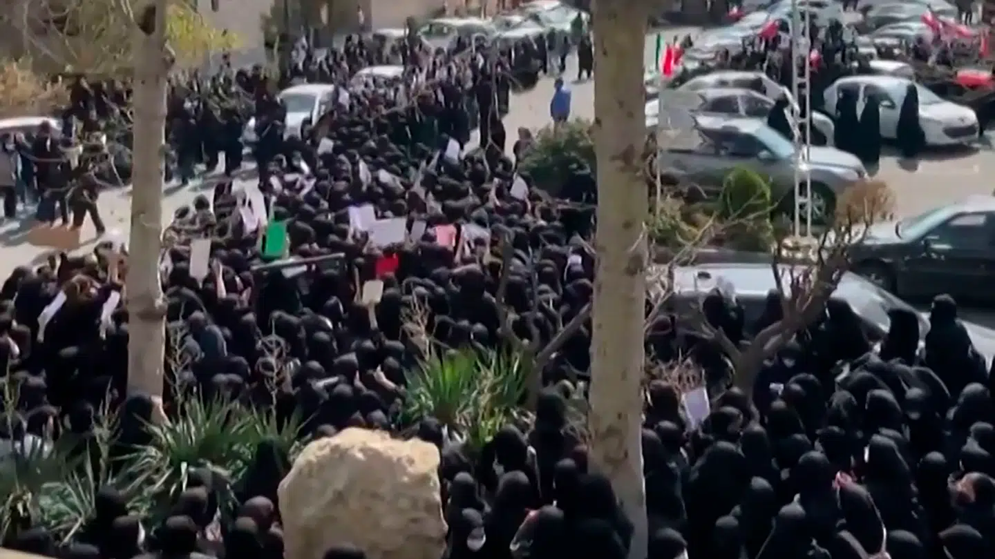 Der er ikke mange billeder om situationen i Iran, der er sluppet ud, men her er et af dem fra tidligere på ugen, hvor studerende var samlet til en anti-regeringsdemonstration i Teheran.