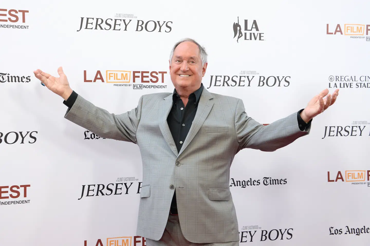Neil Sedaka vinker på den røde løber til en premiere ved Los Angeles Film Festival i juni 2014. Mediet Rolling Stone beskriver ham som en af de mest succesfulde sangskrivere i 60'erne og 70'erne. (Arkivfoto).