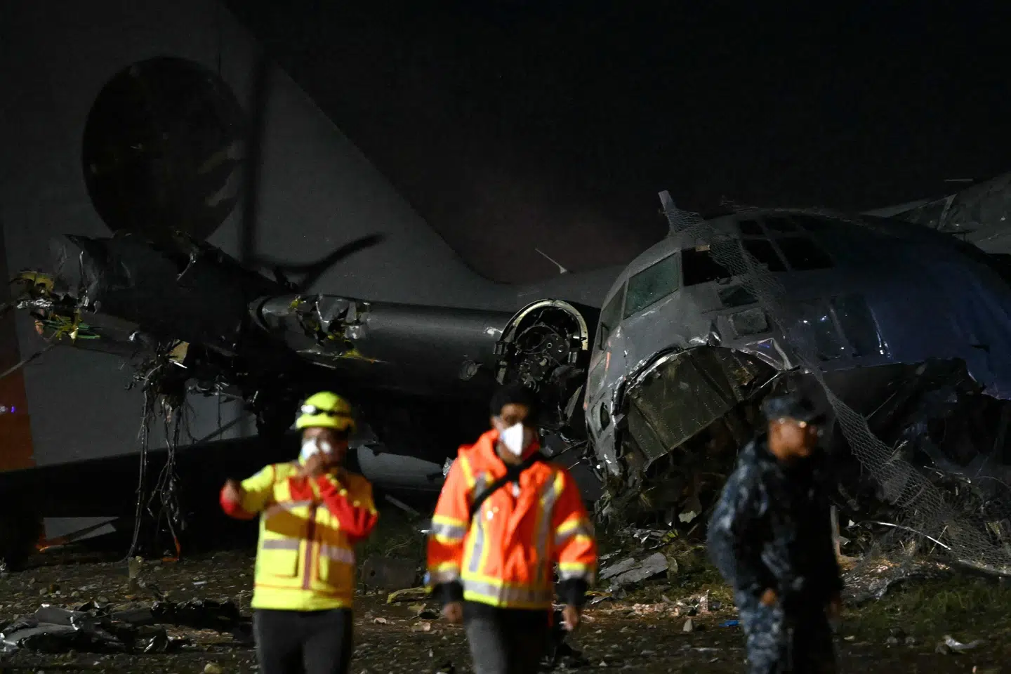 Et fly skred af landingsbanen i lufthavnen i El Alto i Bolivia og ud på en travl gade. 15 personer har mistet livet.