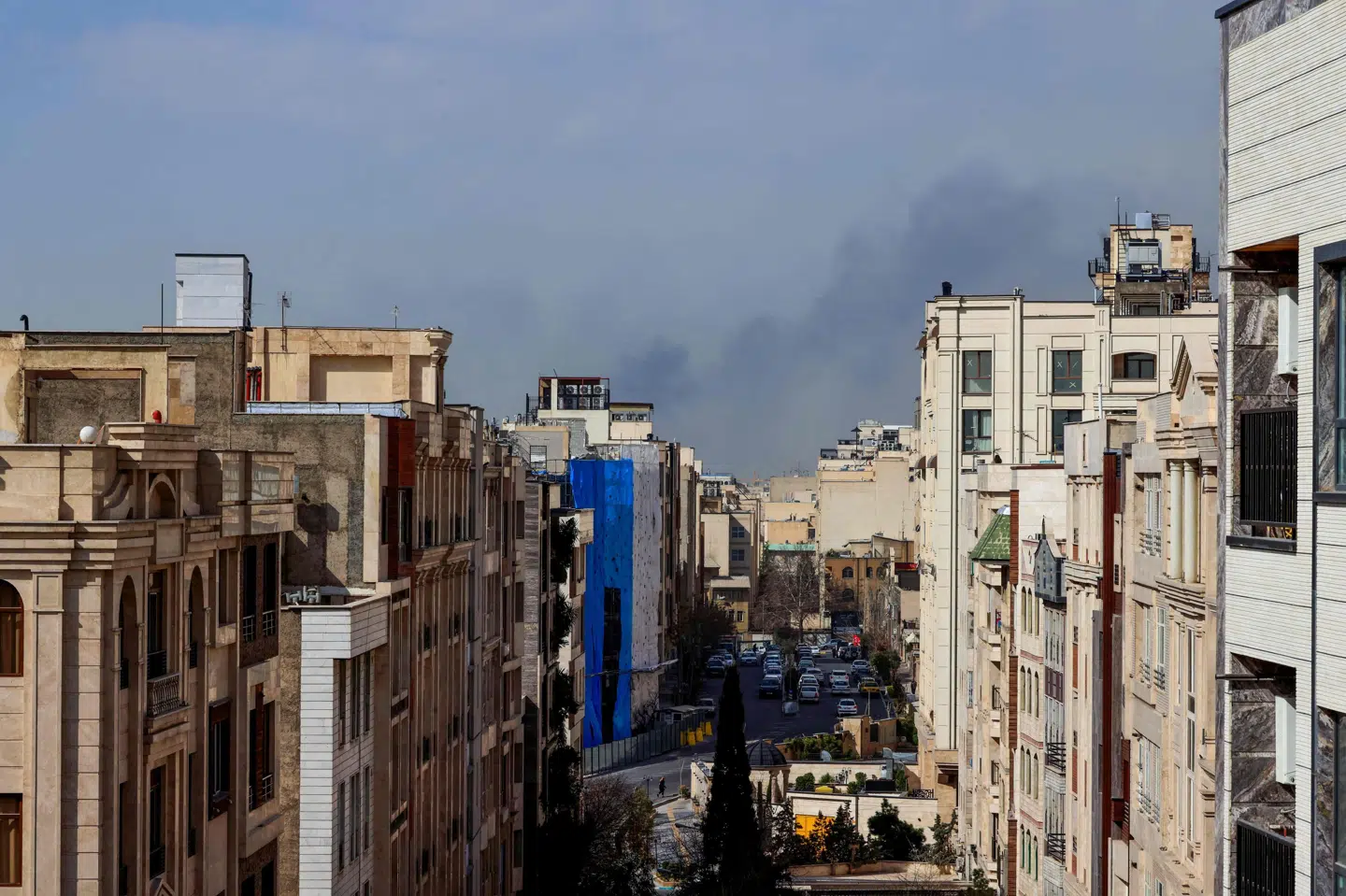 Røg viser sig over Teheran efter meldinger om israelske angreb lørdag.