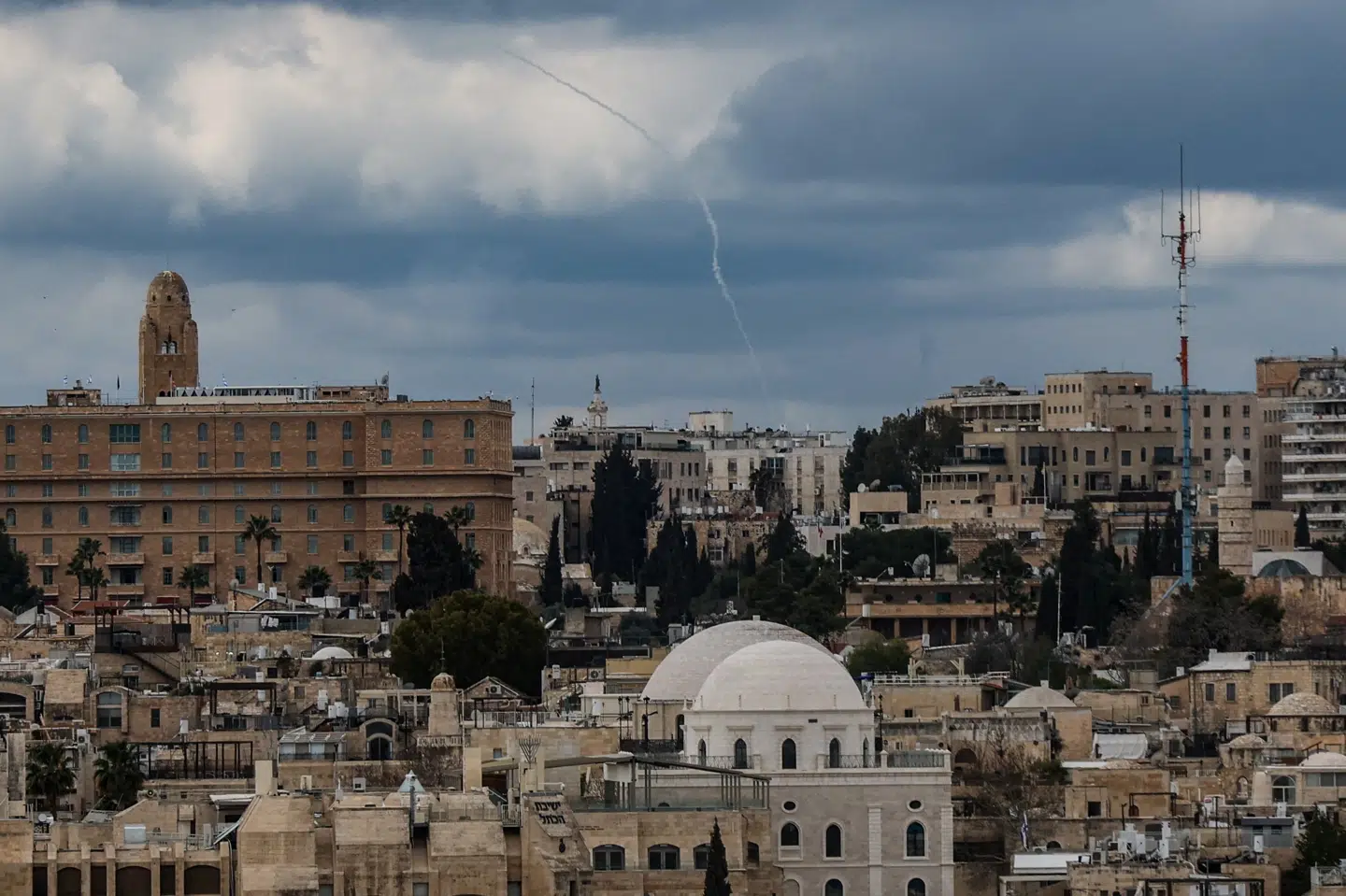 Røg viser sig på himlen over den israelske by Jerusalem, efter at Iran har gengældt angreb lørdag.