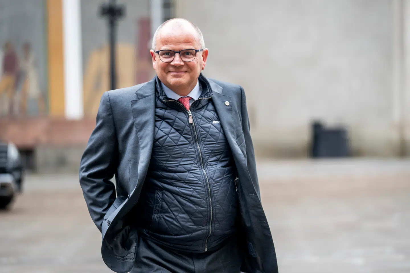 Vestas-topchef Henrik Andersen advarer kraftigt mod konsekvenserne, hvis formueskatten indføres. Selv vil han flytte, da han »har fået nok«.