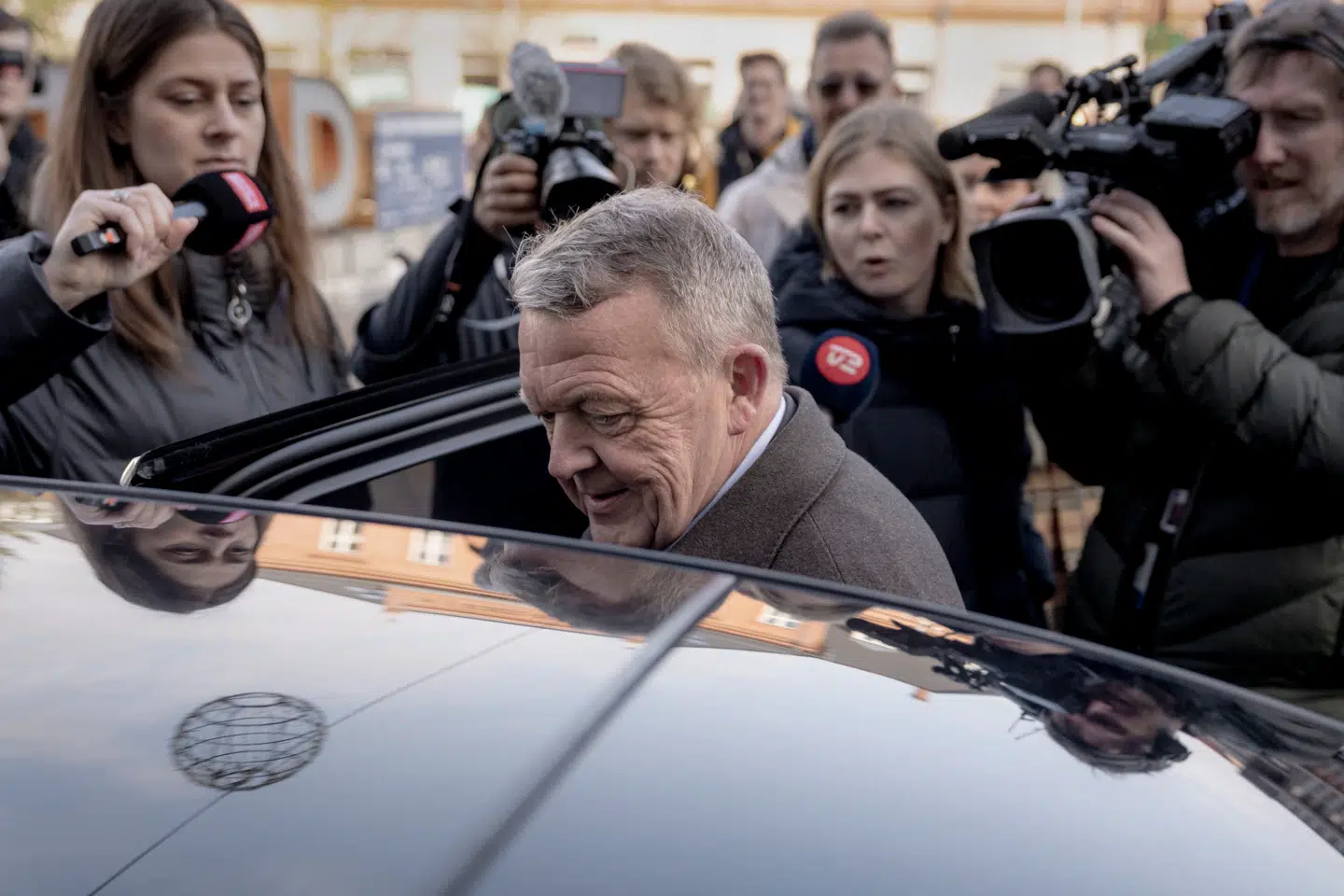 I Næstved og Ringsted ramlede Lars Løkke Rasmussen på valgkampens første dag ind i en bølge af spørgsmål om Jon Stephensen.