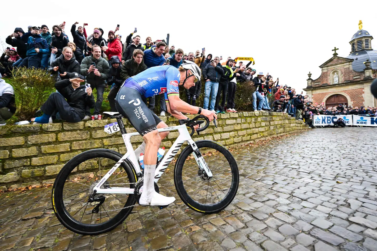 Mathieu van der Poel på "Muren" i det belgiske endagsløb Omloop Nieuwblad, hvor han satte konkurrenterne til vægs.