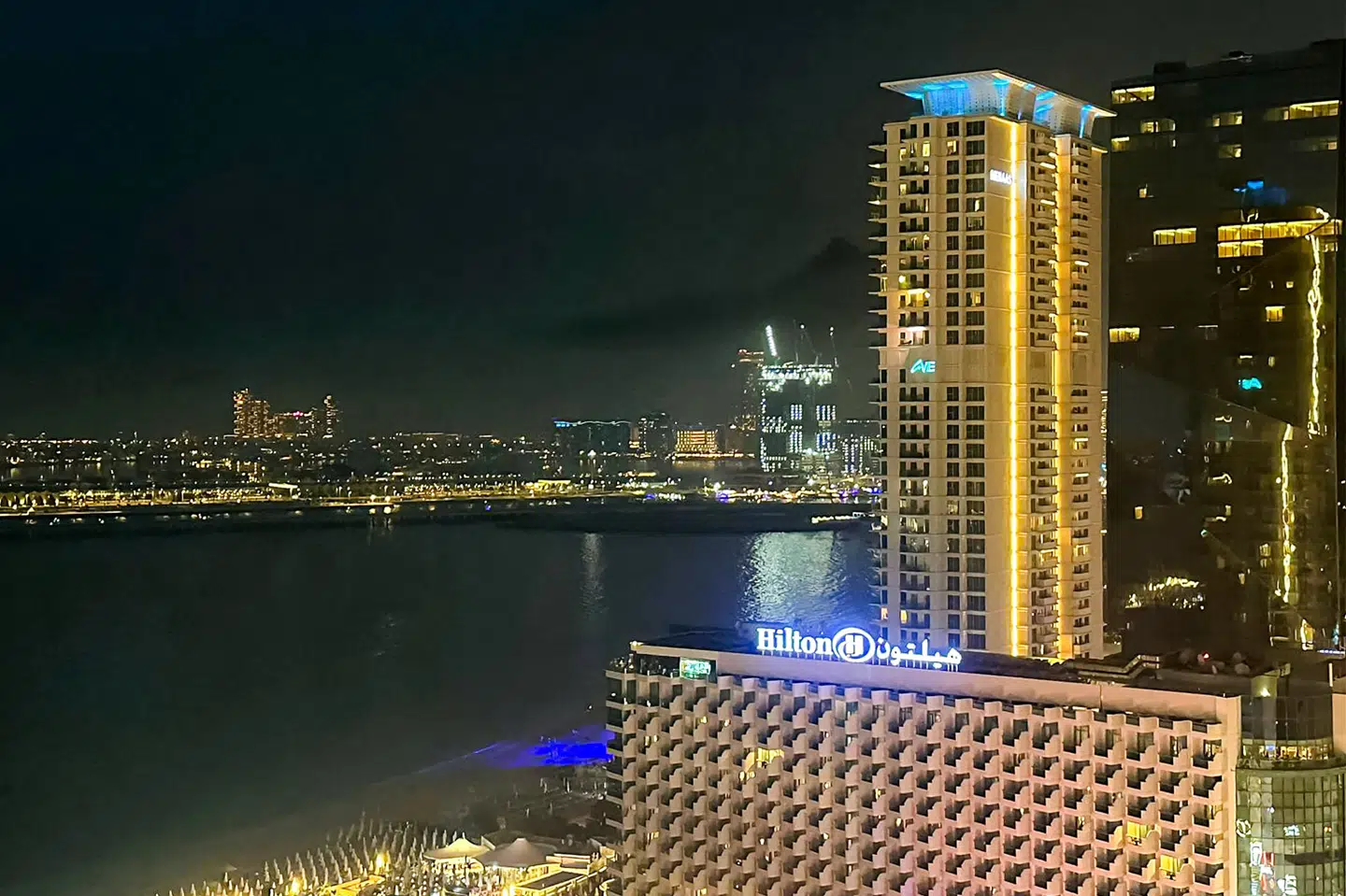 Røg stiger op over Dubais berømte kunstige ø, Palm Jumeirah, lørdag. Som svar på amerikanske og israelske angreb mod Iran har den iranske Revolutionsgarde rettet angreb mod mål i Golfen, meddeler iransk tv.