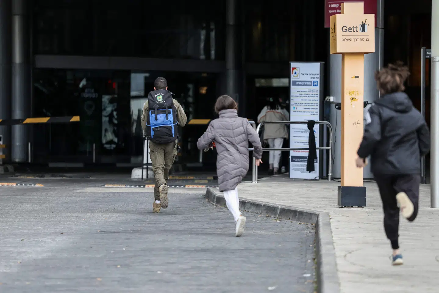 Personer i Tel Aviv i Israel søger dækning efter sirener har lydt lørdag. Irans Revolutionsgarde har oplyst, at den har indledt et modangreb mod Israel.