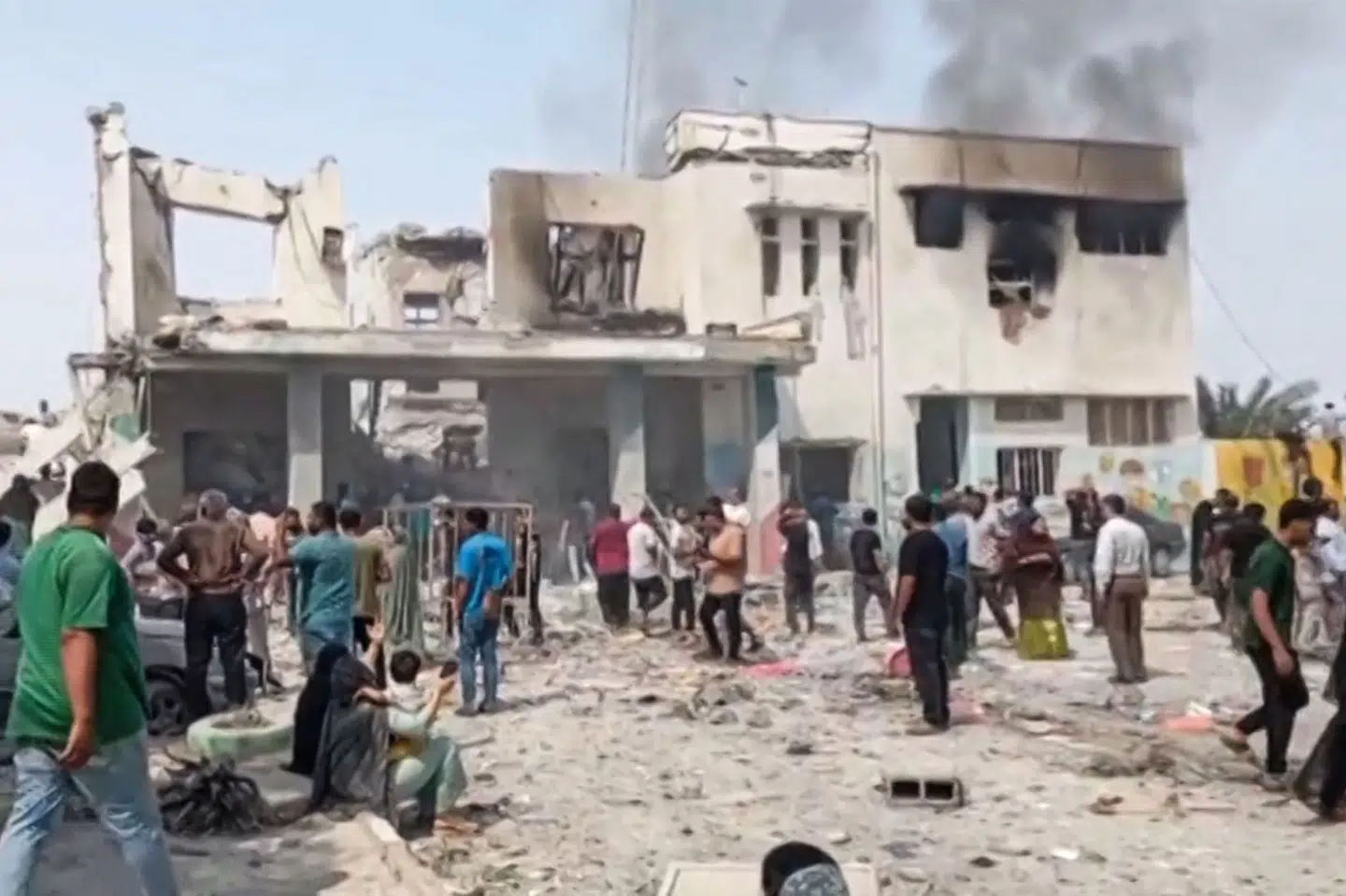 Et billede taget fra statsligt iransk tv viser angiveligt det angreb på en pigeskole i det sydlige Iran, der ifølge det iranske retsvæsens medie har kostet 85 mennesker livet lørdag.