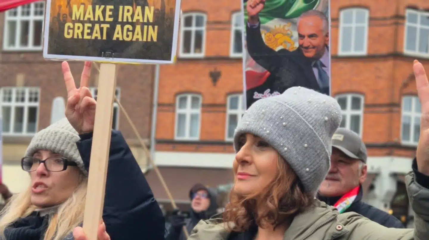Roya Moore demonstrerer mod det iranske præstestyre.