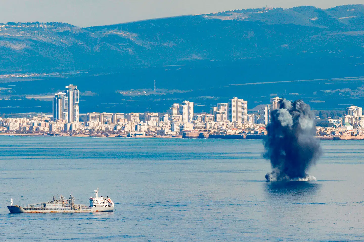 Et indkommende missil eksploderer i havet ud for Haifa i det nordlige Israel. Men Irans mest opsigtsvækkende gengældelse har ikke været mod Israel, men mod turistmekkaer som Dubai, Doha og Abu Dhabi.