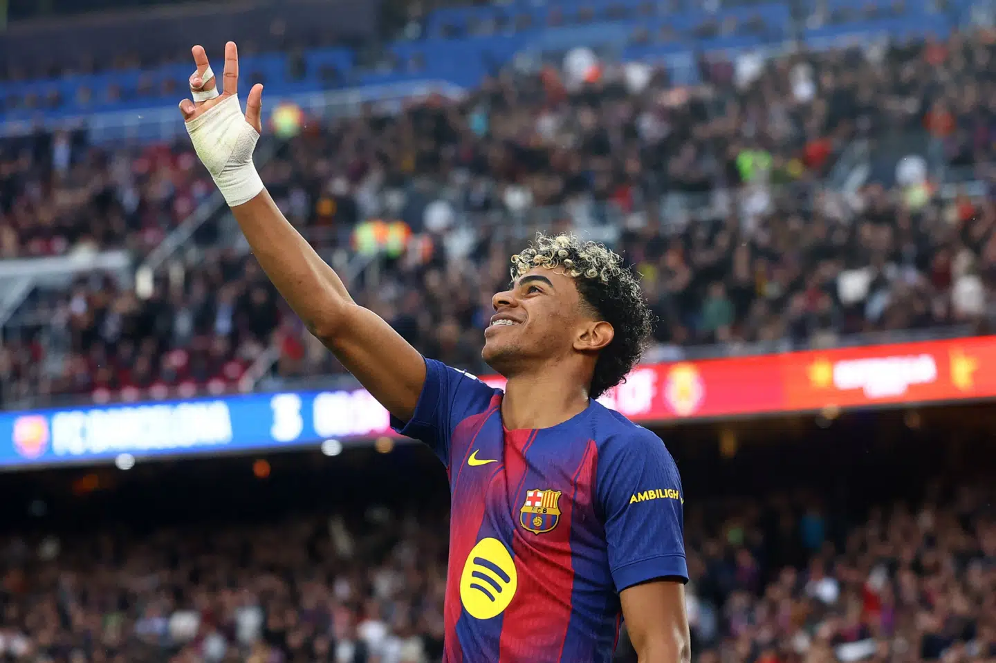 FC Barcelonas Lamine Yamal jubler efter at have fuldendt sit første hattrick i karrieren mod Villarreal.