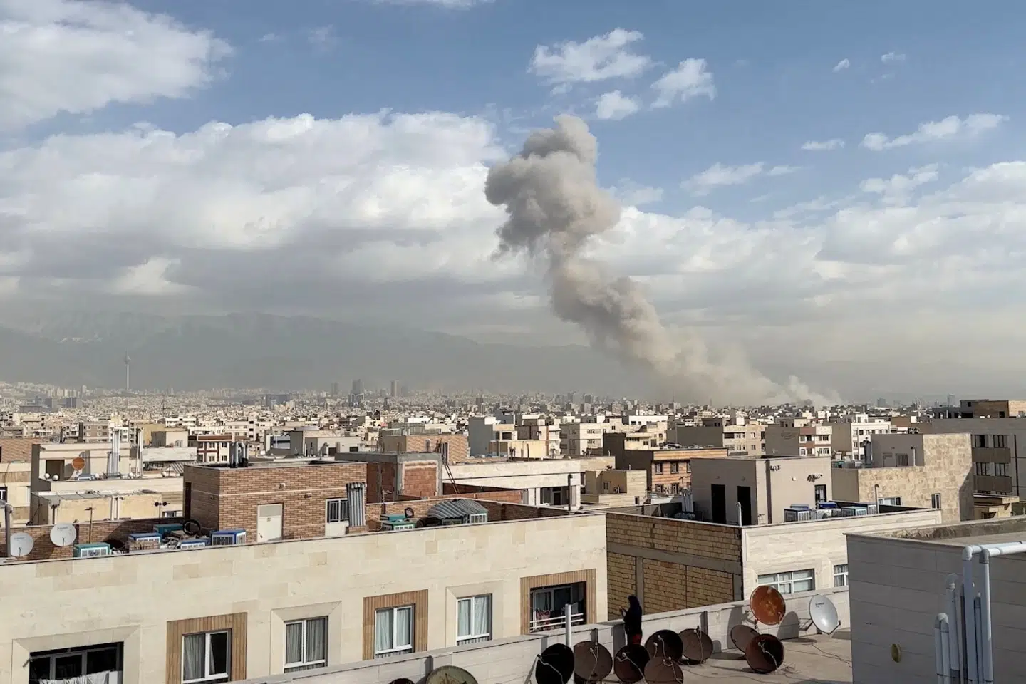 Røg stiger op over den iranske hovedstad, Teheran, efter en eksplosion lørdag. USA og Israel har foretaget omfattende luftangreb mod store dele af Iran. Den foreløbige melding fra Røde Halvmåne lyder på, at 201 mennesker er dræbt.